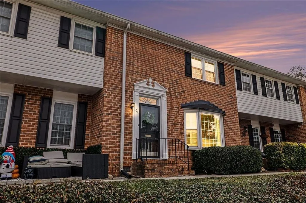6520 Roswell Road Unit 104, Sandy Springs, Georgia 30328, 2 Bedrooms Bedrooms, ,1 BathroomBathrooms,Residential,Sold,6520 Roswell Road Unit 104,7715235