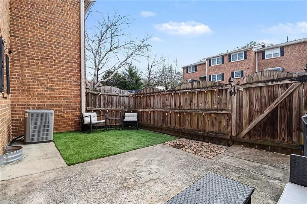 6520 Roswell Road Unit 104, Sandy Springs, Georgia 30328, 2 Bedrooms Bedrooms, ,1 BathroomBathrooms,Residential,Sold,6520 Roswell Road Unit 104,7715235