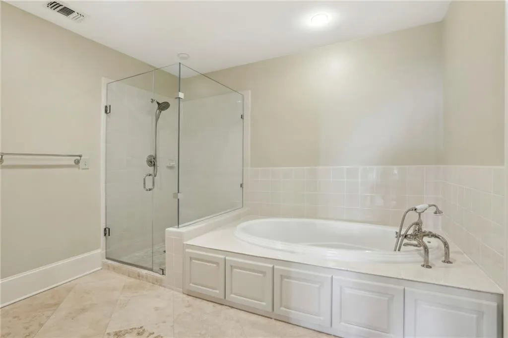 2700 Paces Ferry Road Se Unit 202, Atlanta, Georgia 30339, 2 Bedrooms Bedrooms, ,2 BathroomsBathrooms,Residential,For Sale,2700 Paces Ferry Road Se Unit 202,7578557