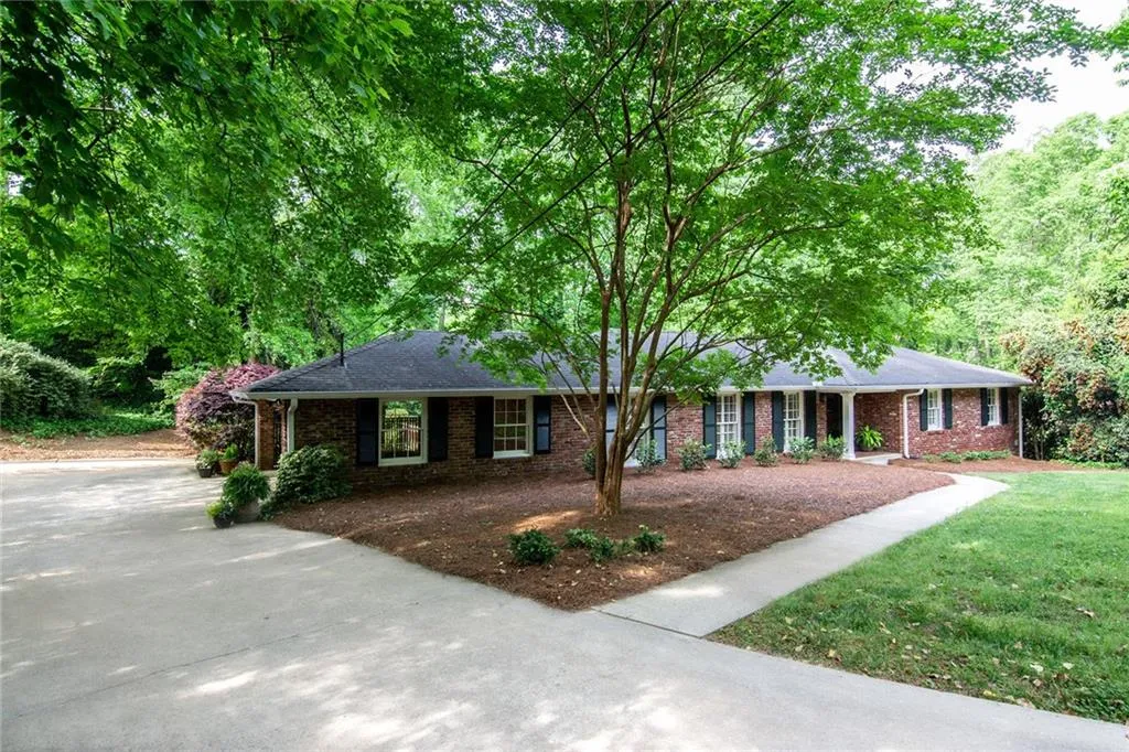 100 Finchley Court, Sandy Springs, Georgia 30328, 4 Bedrooms Bedrooms, ,2 BathroomsBathrooms,Residential,Sold,100 Finchley Court,6876968