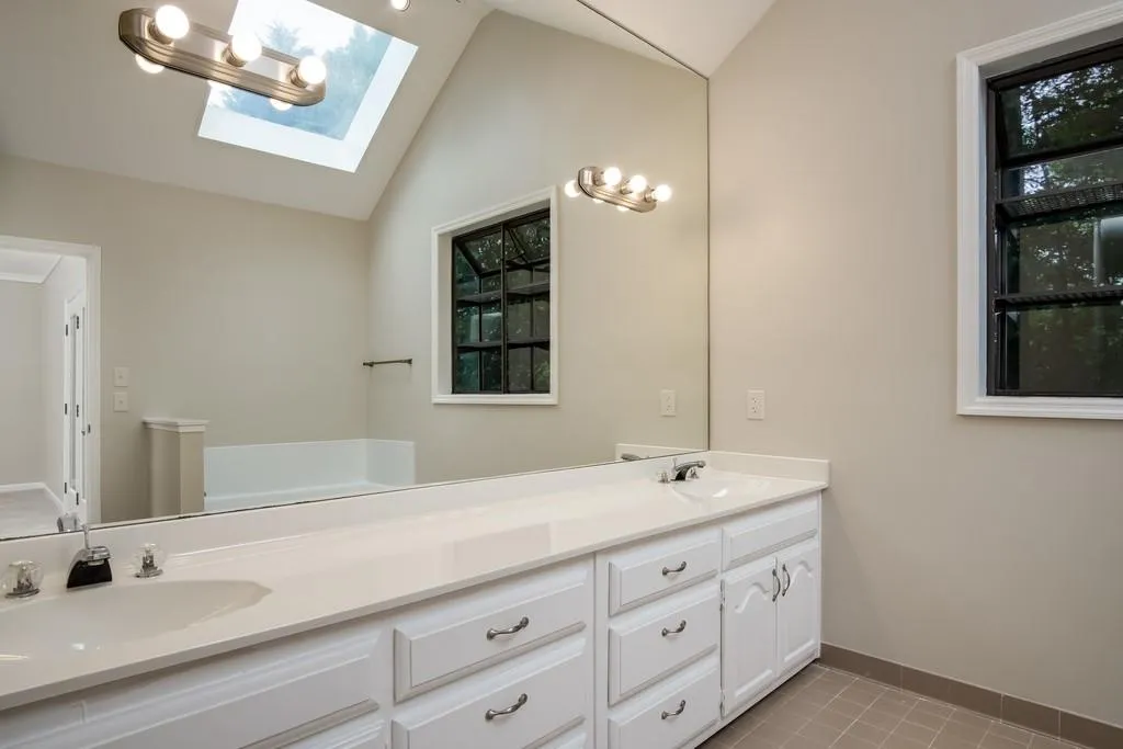 470 W Spalding Drive, Sandy Springs, Georgia 30328, 3 Bedrooms Bedrooms, ,2 BathroomsBathrooms,Residential,Sold,470 W Spalding Drive,6565995
