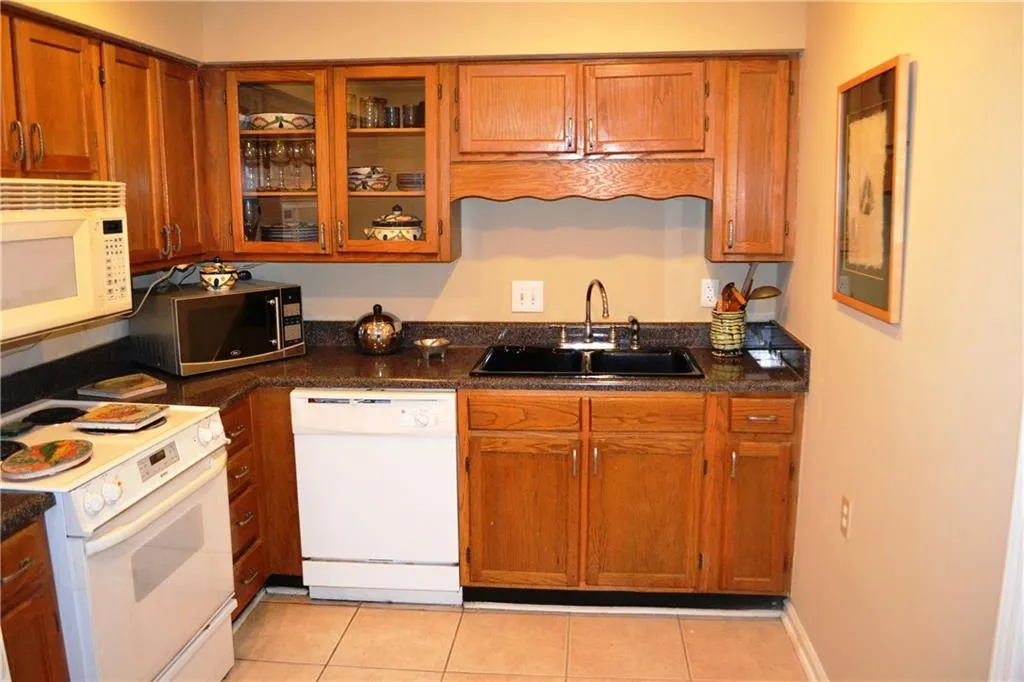 6520 Roswell Road Unit 62, Atlanta, Georgia 30328, 2 Bedrooms Bedrooms, ,1 BathroomBathrooms,Residential,Sold,6520 Roswell Road Unit 62,5629743