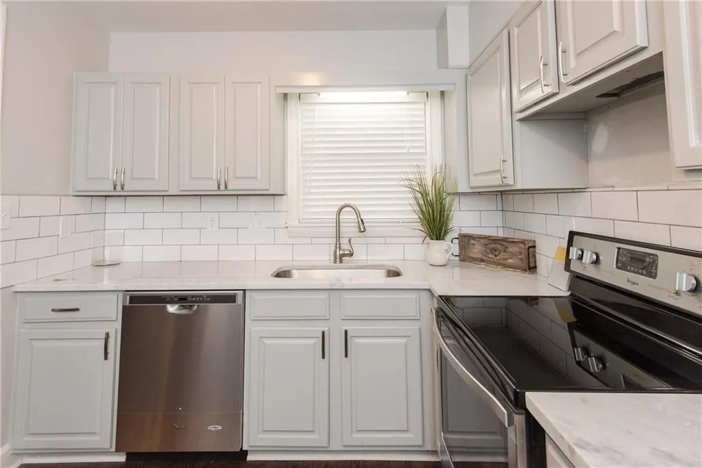 7500 Roswell Road Unit 77, Sandy Springs, Georgia 30350, 3 Bedrooms Bedrooms, ,2 BathroomsBathrooms,Residential,Sold,7500 Roswell Road Unit 77,5717466