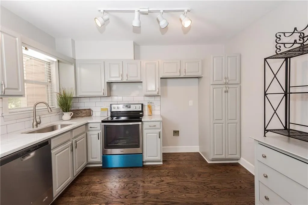 7500 Roswell Road Unit 77, Sandy Springs, Georgia 30350, 3 Bedrooms Bedrooms, ,2 BathroomsBathrooms,Residential,Sold,7500 Roswell Road Unit 77,5717466