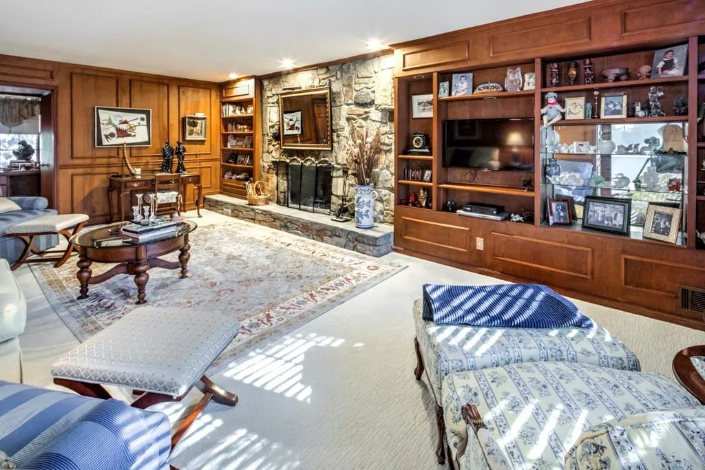 250 Glen Lake Drive, Atlanta, Georgia 30327, 5 Bedrooms Bedrooms, ,4 BathroomsBathrooms,Residential,Sold,250 Glen Lake Drive,5965574