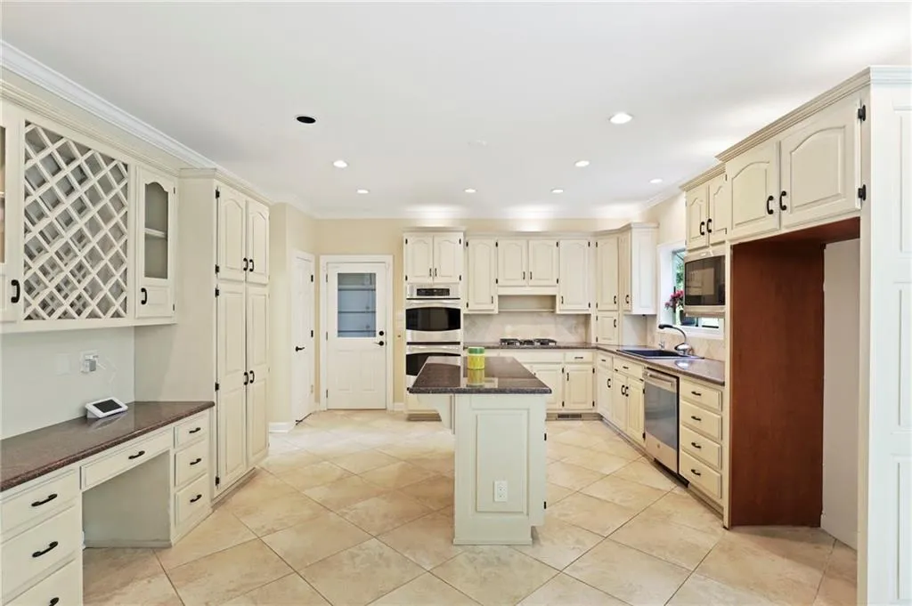 230 Grogans Lake Point, Sandy Springs, Georgia 30350, 5 Bedrooms Bedrooms, ,4 BathroomsBathrooms,Residential,Sold,230 Grogans Lake Point,6887345