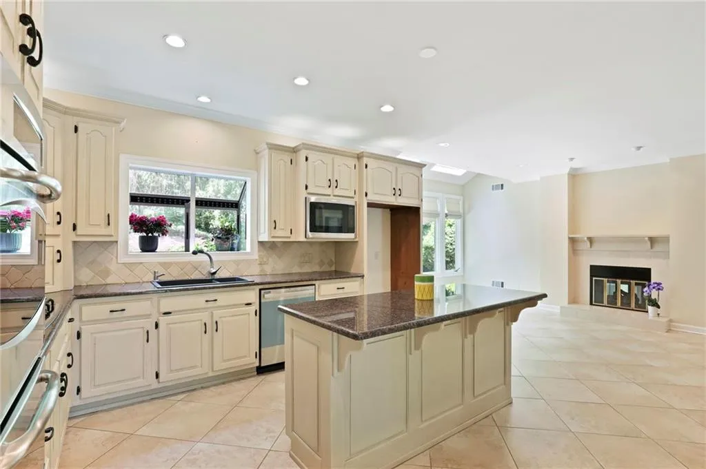 230 Grogans Lake Point, Sandy Springs, Georgia 30350, 5 Bedrooms Bedrooms, ,4 BathroomsBathrooms,Residential,Sold,230 Grogans Lake Point,6887345
