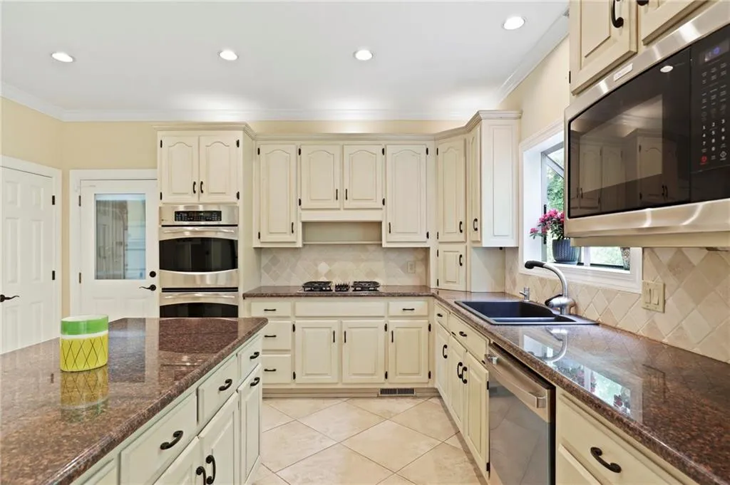 230 Grogans Lake Point, Sandy Springs, Georgia 30350, 5 Bedrooms Bedrooms, ,4 BathroomsBathrooms,Residential,Sold,230 Grogans Lake Point,6887345