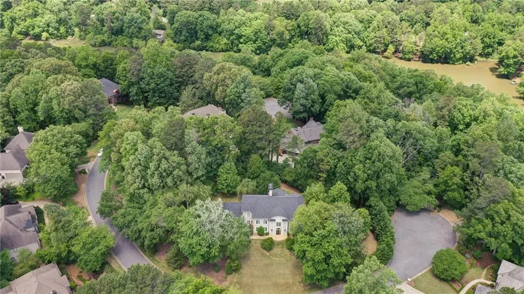 230 Grogans Lake Point, Sandy Springs, Georgia 30350, 5 Bedrooms Bedrooms, ,4 BathroomsBathrooms,Residential,Sold,230 Grogans Lake Point,6887345