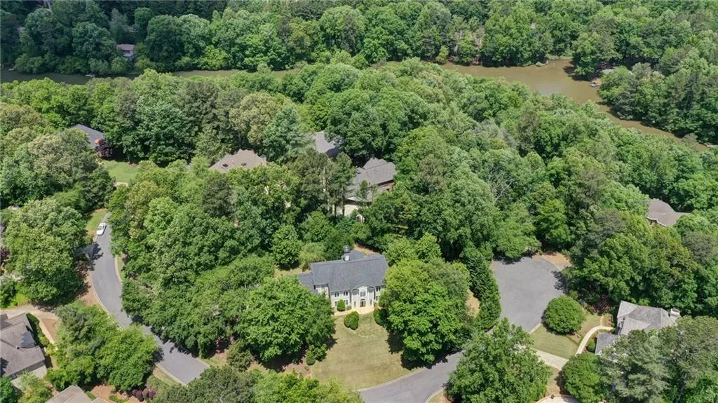 230 Grogans Lake Point, Sandy Springs, Georgia 30350, 5 Bedrooms Bedrooms, ,4 BathroomsBathrooms,Residential,Sold,230 Grogans Lake Point,6887345