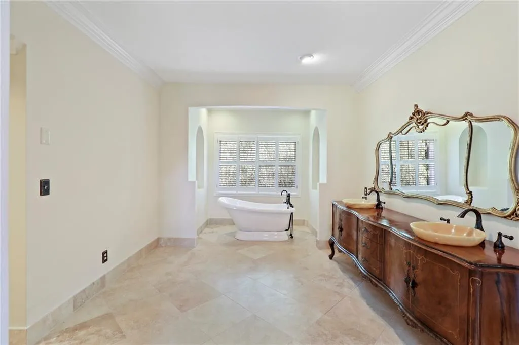 230 Grogans Lake Point, Sandy Springs, Georgia 30350, 5 Bedrooms Bedrooms, ,4 BathroomsBathrooms,Residential,Sold,230 Grogans Lake Point,6887345