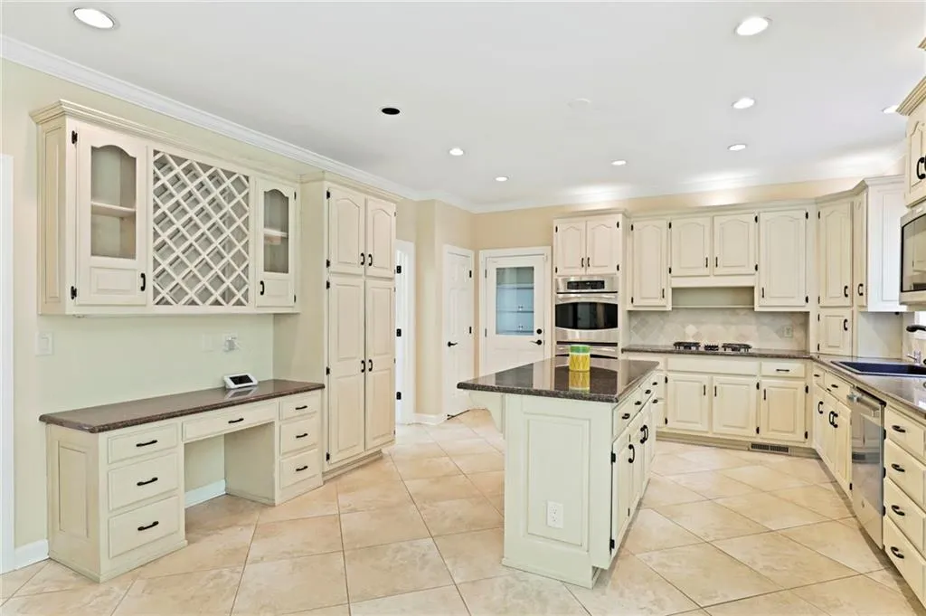 230 Grogans Lake Point, Sandy Springs, Georgia 30350, 5 Bedrooms Bedrooms, ,4 BathroomsBathrooms,Residential,Sold,230 Grogans Lake Point,6887345