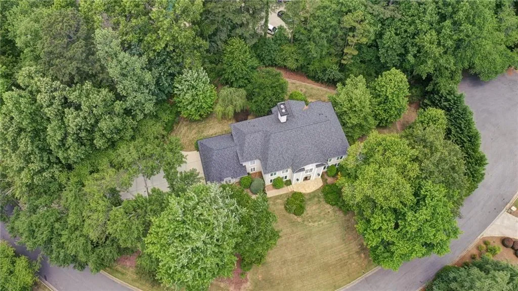 230 Grogans Lake Point, Sandy Springs, Georgia 30350, 5 Bedrooms Bedrooms, ,4 BathroomsBathrooms,Residential,Sold,230 Grogans Lake Point,6887345