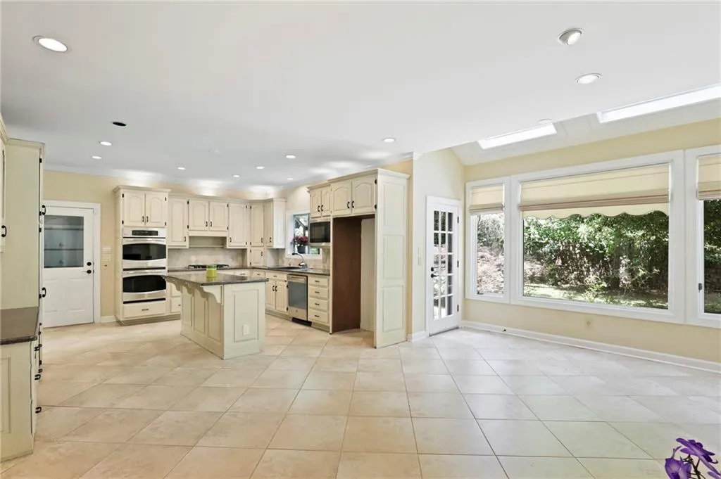 230 Grogans Lake Point, Sandy Springs, Georgia 30350, 5 Bedrooms Bedrooms, ,4 BathroomsBathrooms,Residential,Sold,230 Grogans Lake Point,6887345