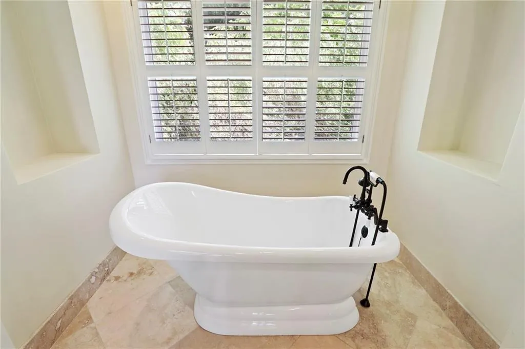 230 Grogans Lake Point, Sandy Springs, Georgia 30350, 5 Bedrooms Bedrooms, ,4 BathroomsBathrooms,Residential,Sold,230 Grogans Lake Point,6887345