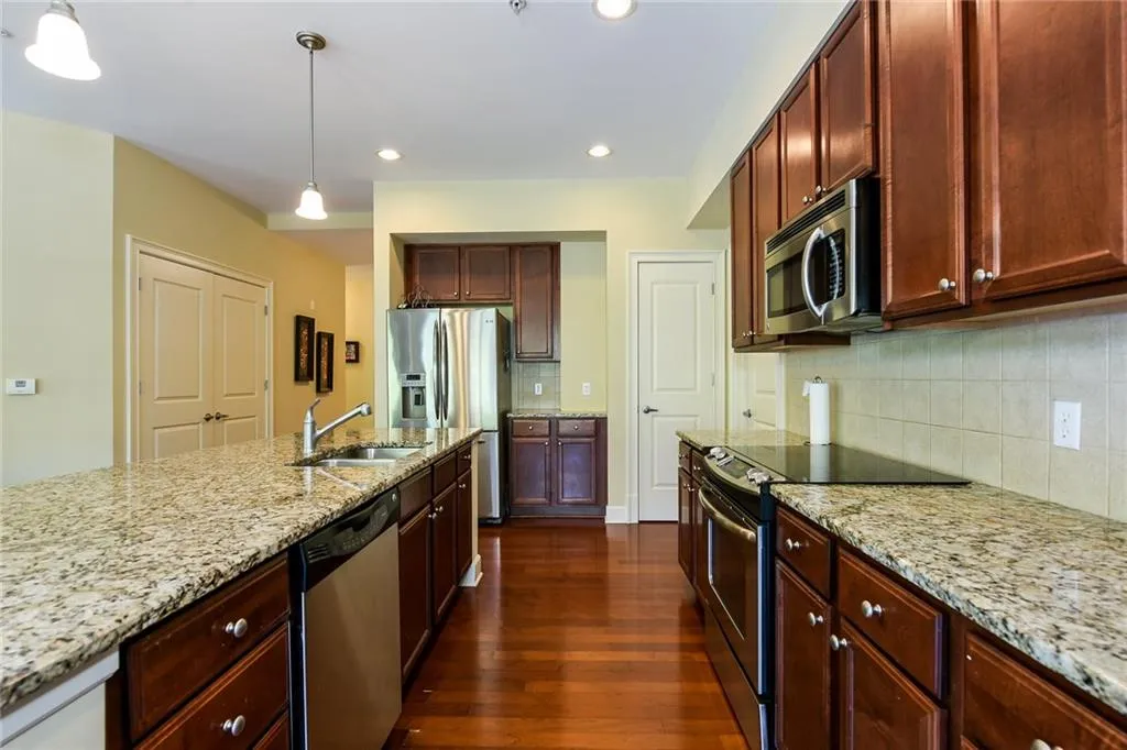 200 River Vista Drive Unit 717, Atlanta, Georgia 30339, 3 Bedrooms Bedrooms, ,2 BathroomsBathrooms,Residential,Sold,200 River Vista Drive Unit 717,5852227
