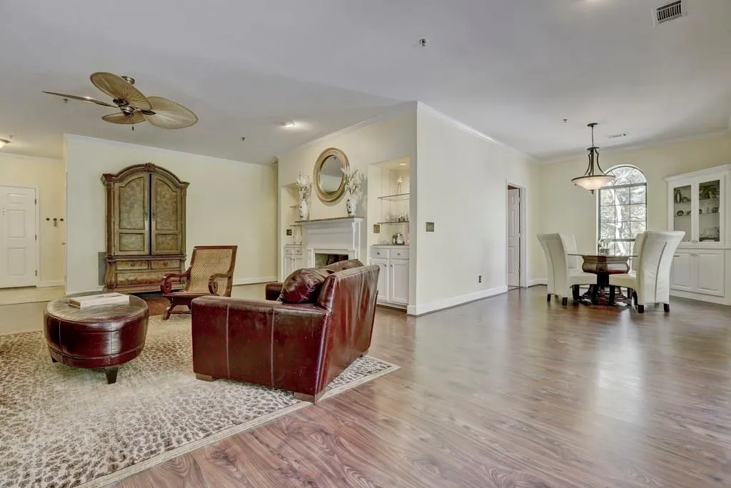 2921 Lenox Road Ne Unit 203, Atlanta, Georgia 30324, 2 Bedrooms Bedrooms, ,2 BathroomsBathrooms,Residential,Sold,2921 Lenox Road Ne Unit 203,5912260