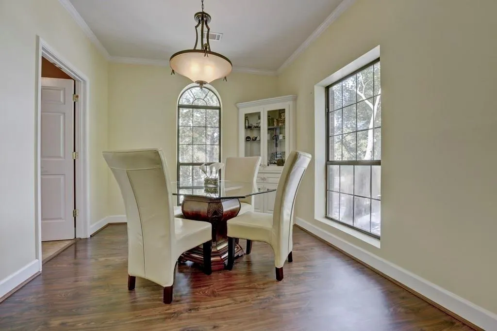 2921 Lenox Road Ne Unit 203, Atlanta, Georgia 30324, 2 Bedrooms Bedrooms, ,2 BathroomsBathrooms,Residential,Sold,2921 Lenox Road Ne Unit 203,5912260