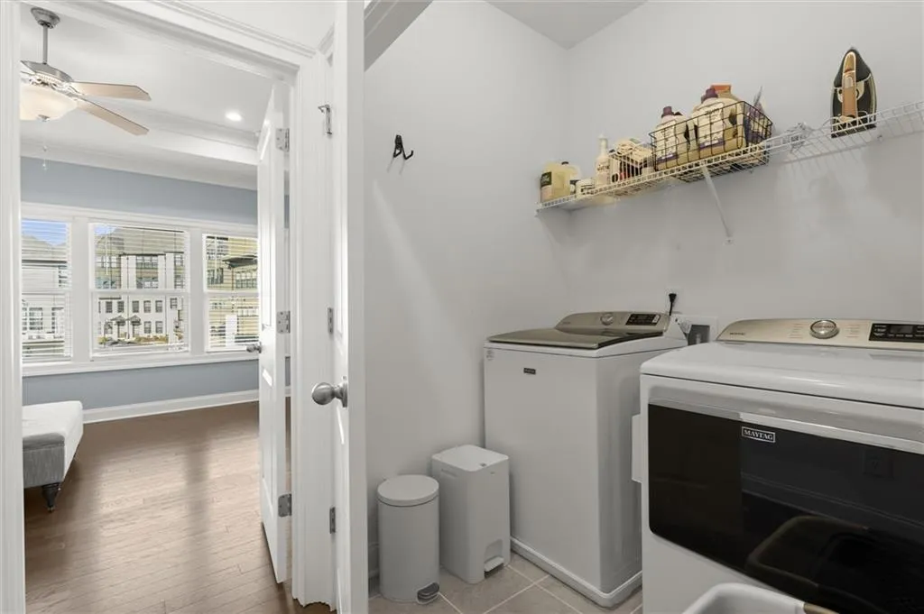 Laundry room with independent washer and dryer, recessed lighting, light wood-style flooring, a ceiling fan, and ornamental molding
