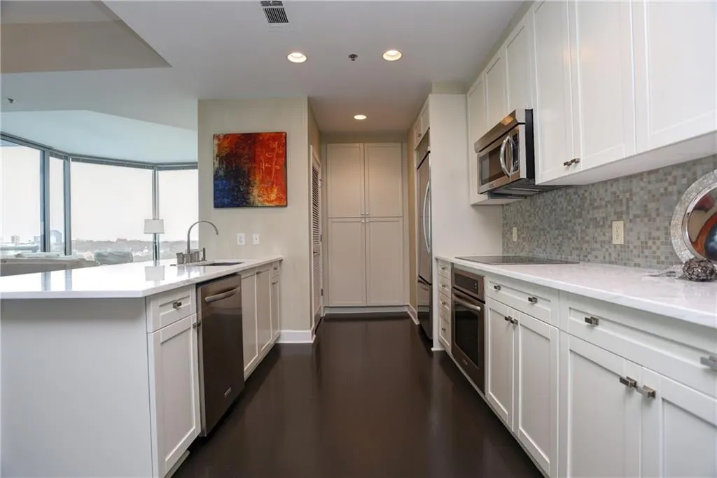 2795 Peachtree Road Ne Unit 1009, Atlanta, Georgia 30305, 2 Bedrooms Bedrooms, ,2 BathroomsBathrooms,Residential,Sold,2795 Peachtree Road Ne Unit 1009,5652847
