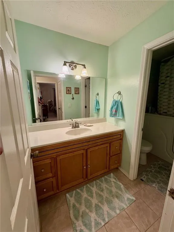 Well maintained bathroom w Walk-in tub/shower combo