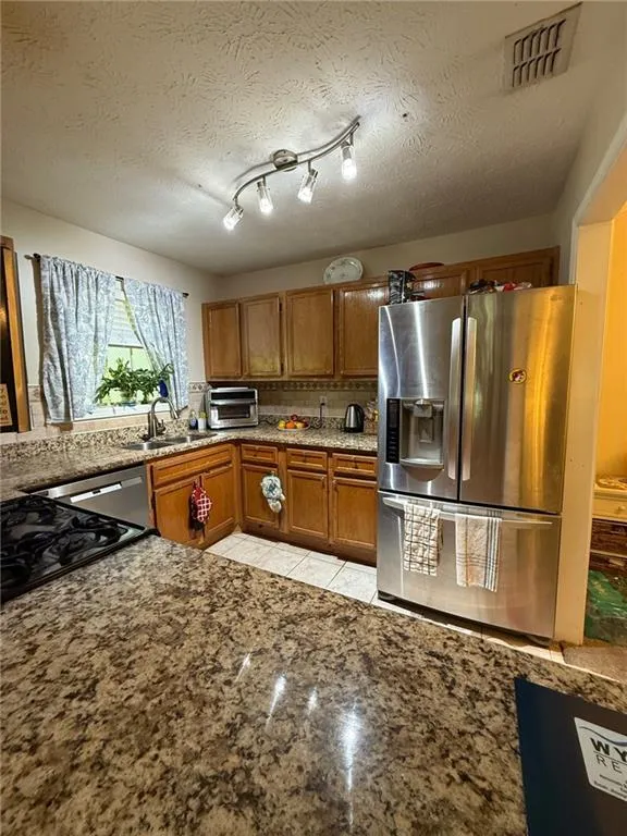 Well maintained kitchen w granite countertops and Stainless Steel appliances