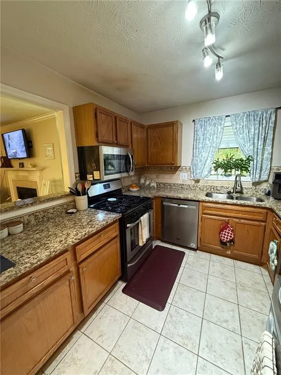 Large kitchen w pass through to dining/living area