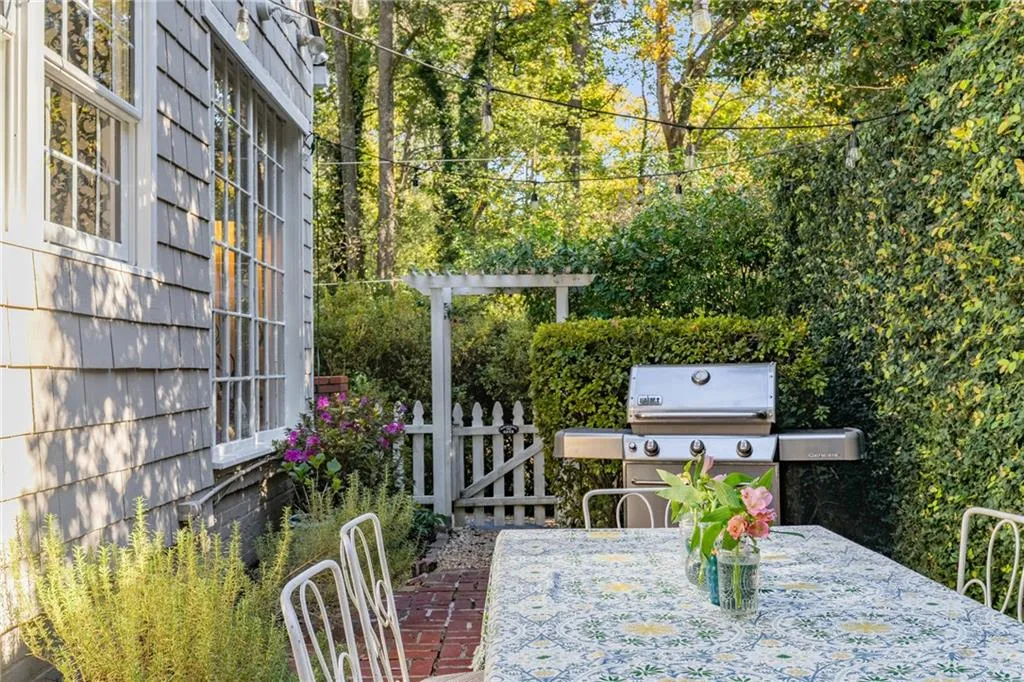 559 Spring Valley Road Nw, Atlanta, Georgia 30318, 6 Bedrooms Bedrooms, ,4 BathroomsBathrooms,Residential,For Sale,559 Spring Valley Road Nw,7675540