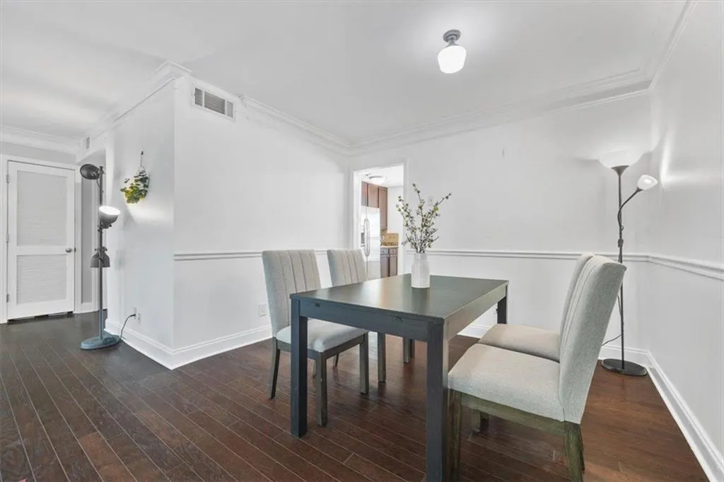 6980 Roswell Road Unit A5, Atlanta, Georgia 30328, 3 Bedrooms Bedrooms, ,2 BathroomsBathrooms,Residential,Sold,6980 Roswell Road Unit A5,7257926