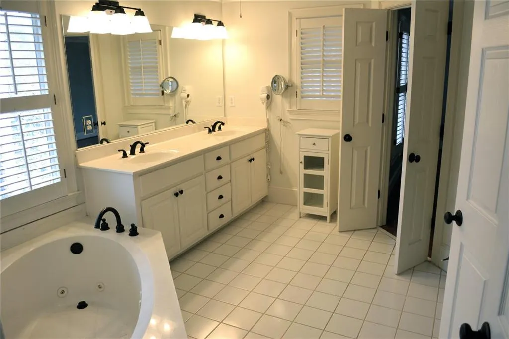 945 Roberts Landing Cove, Sandy Springs, Georgia 30350, 3 Bedrooms Bedrooms, ,3 BathroomsBathrooms,Residential,Sold,945 Roberts Landing Cove,5638000