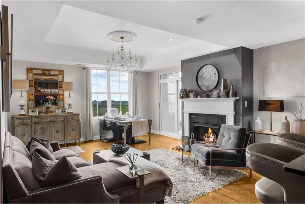 2881 Peachtree Road Ne Unit 1102, Atlanta, Georgia 30305, 2 Bedrooms Bedrooms, ,2 BathroomsBathrooms,Residential,For Sale,2881 Peachtree Road Ne Unit 1102,7574661