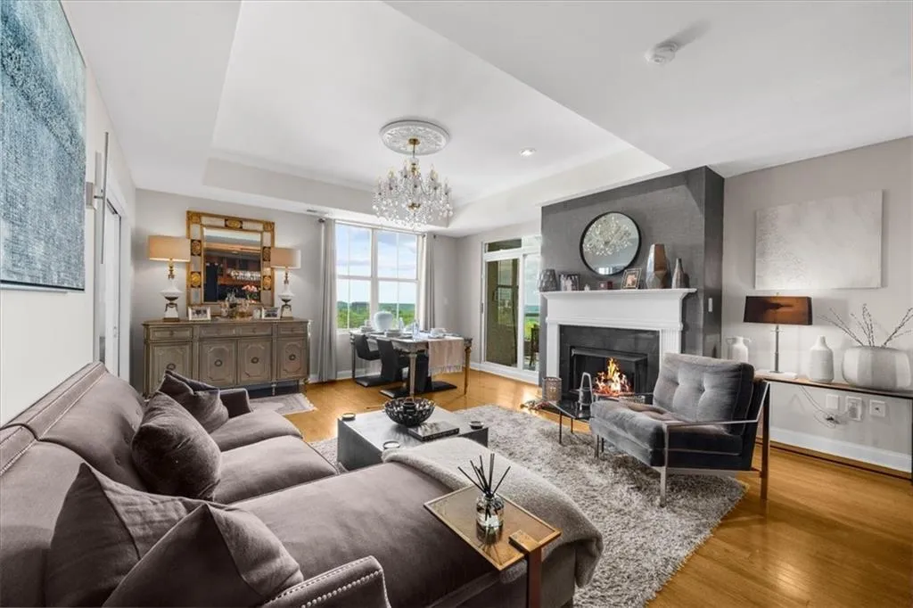2881 Peachtree Road Ne Unit 1102, Atlanta, Georgia 30305, 2 Bedrooms Bedrooms, ,2 BathroomsBathrooms,Residential,For Sale,2881 Peachtree Road Ne Unit 1102,7574661