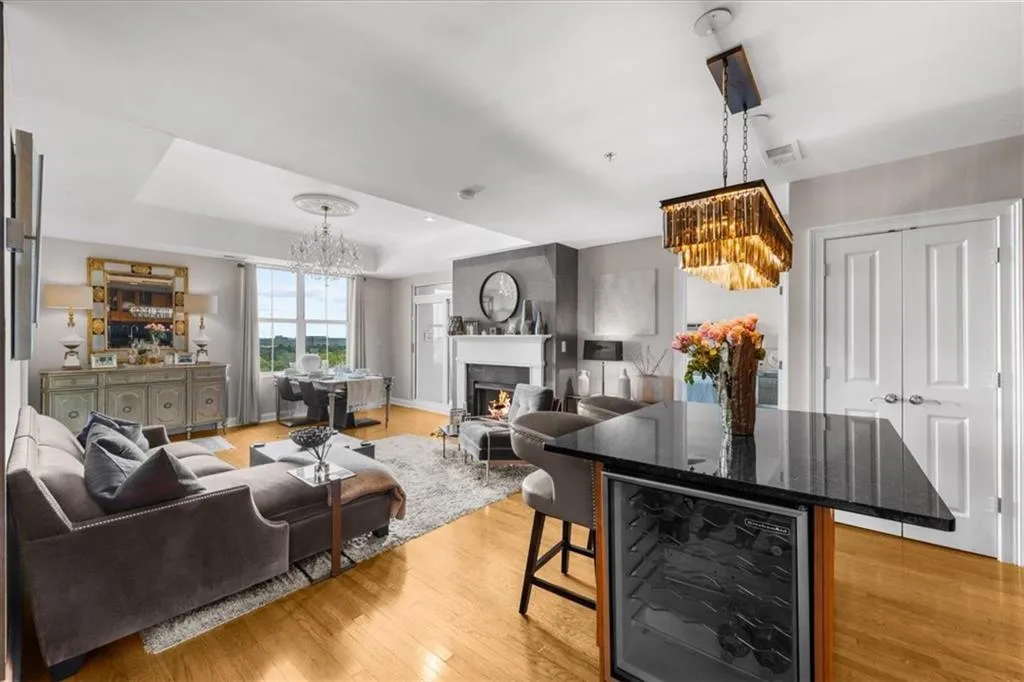 2881 Peachtree Road Ne Unit 1102, Atlanta, Georgia 30305, 2 Bedrooms Bedrooms, ,2 BathroomsBathrooms,Residential,For Sale,2881 Peachtree Road Ne Unit 1102,7574661