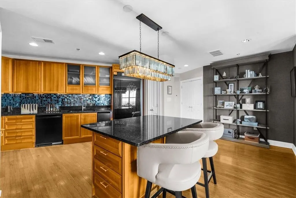 2881 Peachtree Road Ne Unit 1102, Atlanta, Georgia 30305, 2 Bedrooms Bedrooms, ,2 BathroomsBathrooms,Residential,For Sale,2881 Peachtree Road Ne Unit 1102,7574661