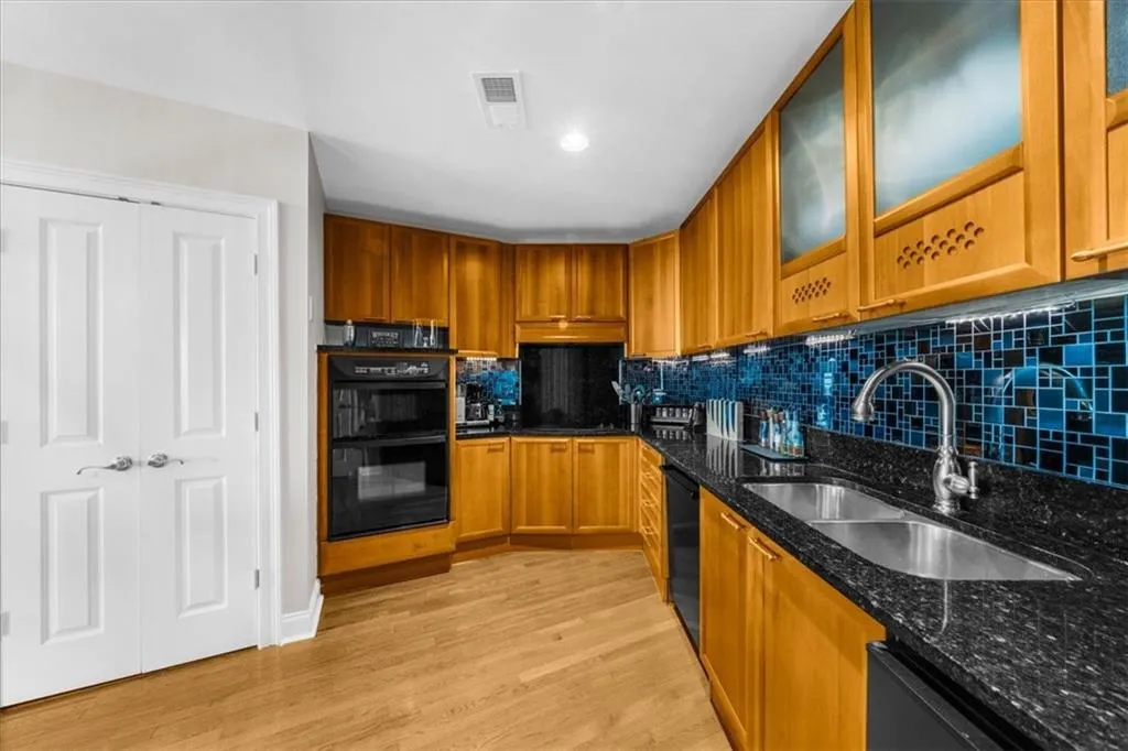 2881 Peachtree Road Ne Unit 1102, Atlanta, Georgia 30305, 2 Bedrooms Bedrooms, ,2 BathroomsBathrooms,Residential,For Sale,2881 Peachtree Road Ne Unit 1102,7574661