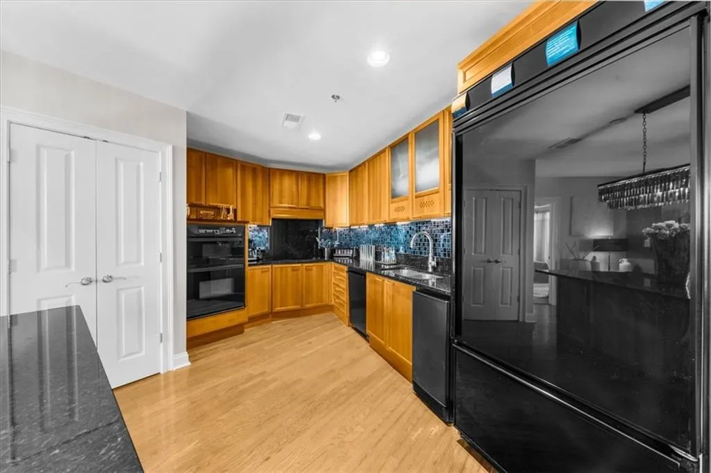 2881 Peachtree Road Ne Unit 1102, Atlanta, Georgia 30305, 2 Bedrooms Bedrooms, ,2 BathroomsBathrooms,Residential,For Sale,2881 Peachtree Road Ne Unit 1102,7574661