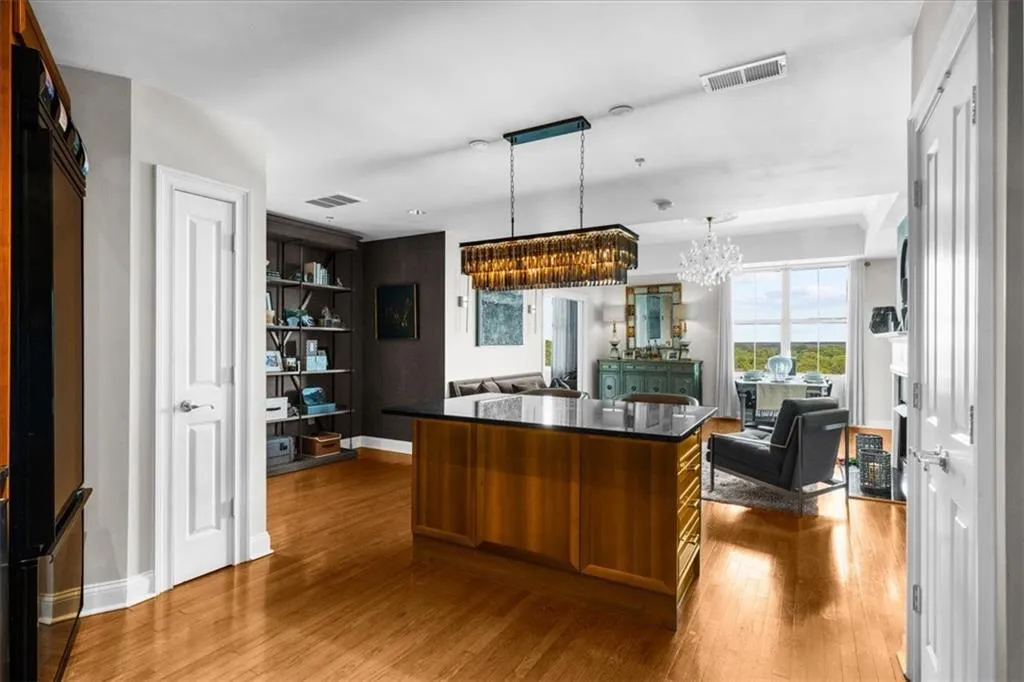 2881 Peachtree Road Ne Unit 1102, Atlanta, Georgia 30305, 2 Bedrooms Bedrooms, ,2 BathroomsBathrooms,Residential,For Sale,2881 Peachtree Road Ne Unit 1102,7574661
