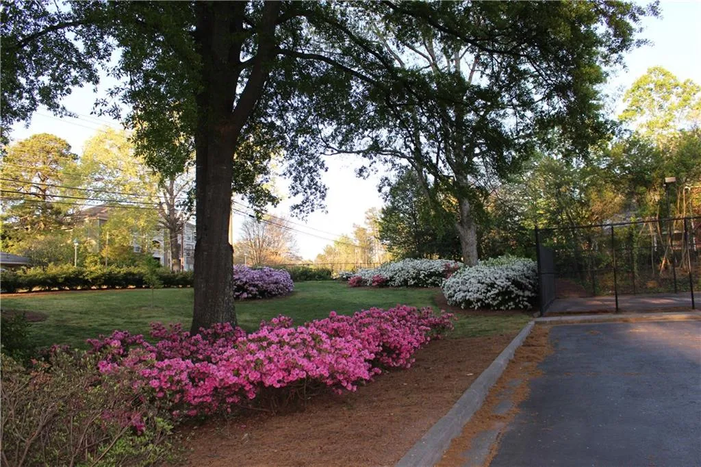 18 Willow Glen Ne Unit 18, Atlanta, Georgia 30342, 4 Bedrooms Bedrooms, ,3 BathroomsBathrooms,Residential,Sold,18 Willow Glen Ne Unit 18,5669993