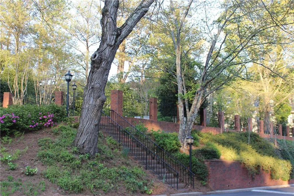 18 Willow Glen Ne Unit 18, Atlanta, Georgia 30342, 4 Bedrooms Bedrooms, ,3 BathroomsBathrooms,Residential,Sold,18 Willow Glen Ne Unit 18,5669993