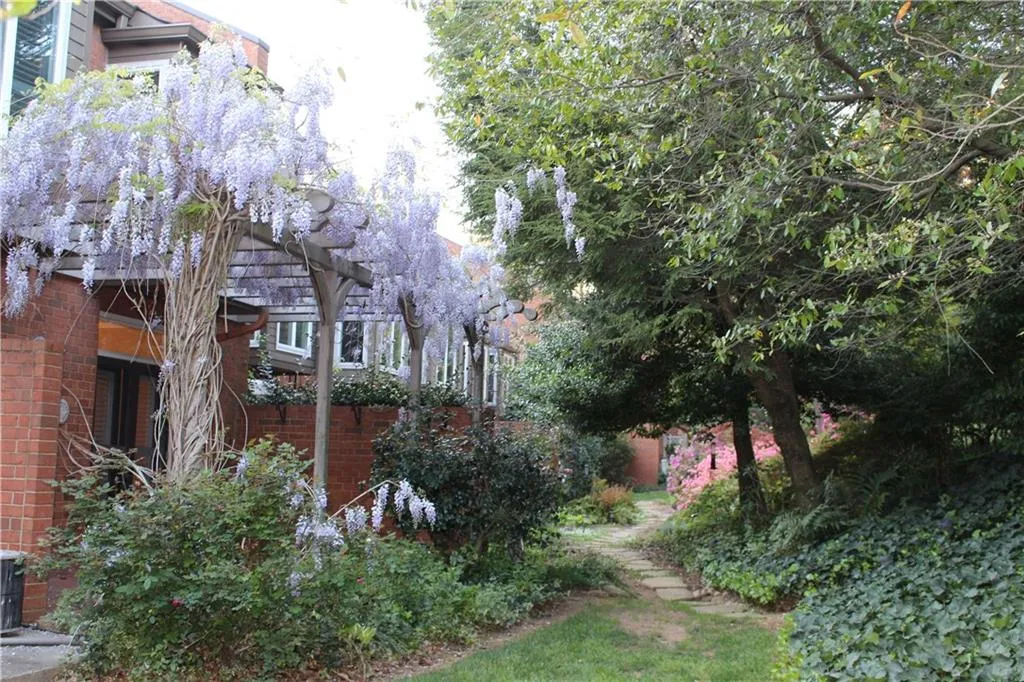 18 Willow Glen Ne Unit 18, Atlanta, Georgia 30342, 4 Bedrooms Bedrooms, ,3 BathroomsBathrooms,Residential,Sold,18 Willow Glen Ne Unit 18,5669993