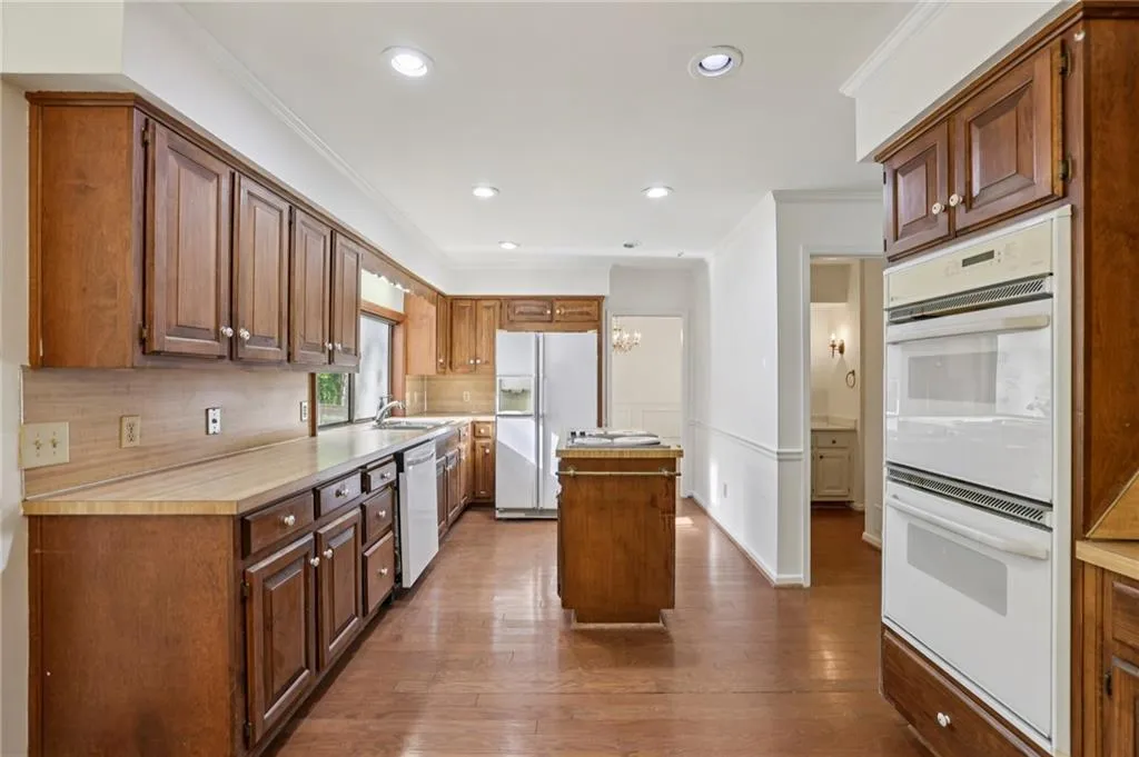 6757 Riverside Drive, Atlanta, Georgia 30328, 5 Bedrooms Bedrooms, ,4 BathroomsBathrooms,Residential,Sold,6757 Riverside Drive,7752144