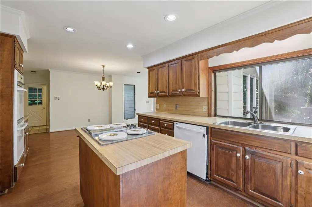6757 Riverside Drive, Atlanta, Georgia 30328, 5 Bedrooms Bedrooms, ,4 BathroomsBathrooms,Residential,Sold,6757 Riverside Drive,7752144