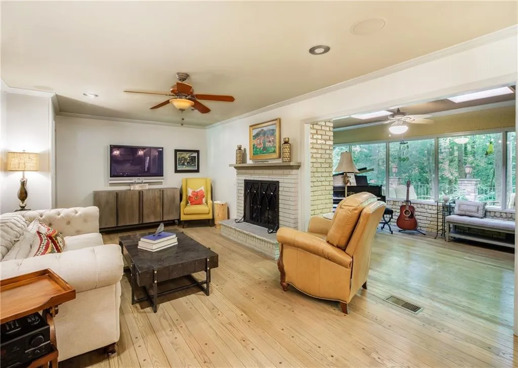 6165 River Shore Parkway, Sandy Springs, Georgia 30328, 4 Bedrooms Bedrooms, ,3 BathroomsBathrooms,Residential,Sold,6165 River Shore Parkway,6914454