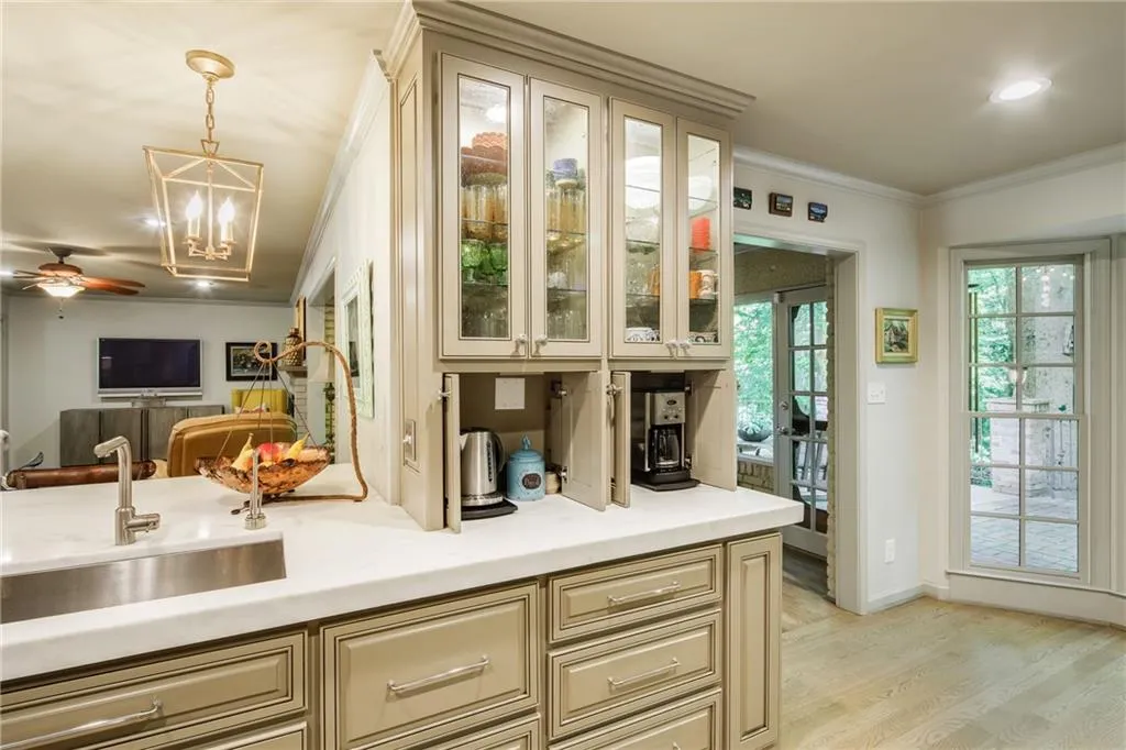 6165 River Shore Parkway, Sandy Springs, Georgia 30328, 4 Bedrooms Bedrooms, ,3 BathroomsBathrooms,Residential,Sold,6165 River Shore Parkway,6914454