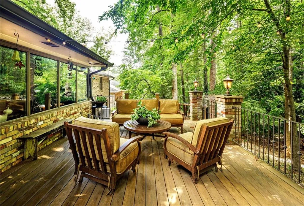 6165 River Shore Parkway, Sandy Springs, Georgia 30328, 4 Bedrooms Bedrooms, ,3 BathroomsBathrooms,Residential,Sold,6165 River Shore Parkway,6914454
