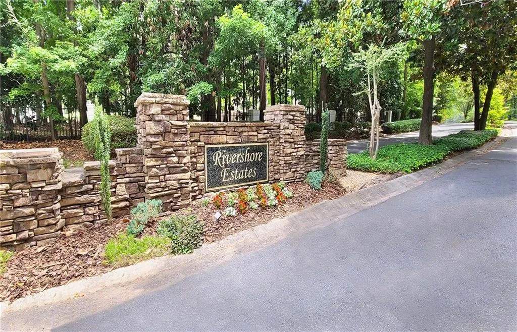 6165 River Shore Parkway, Sandy Springs, Georgia 30328, 4 Bedrooms Bedrooms, ,3 BathroomsBathrooms,Residential,Sold,6165 River Shore Parkway,6914454