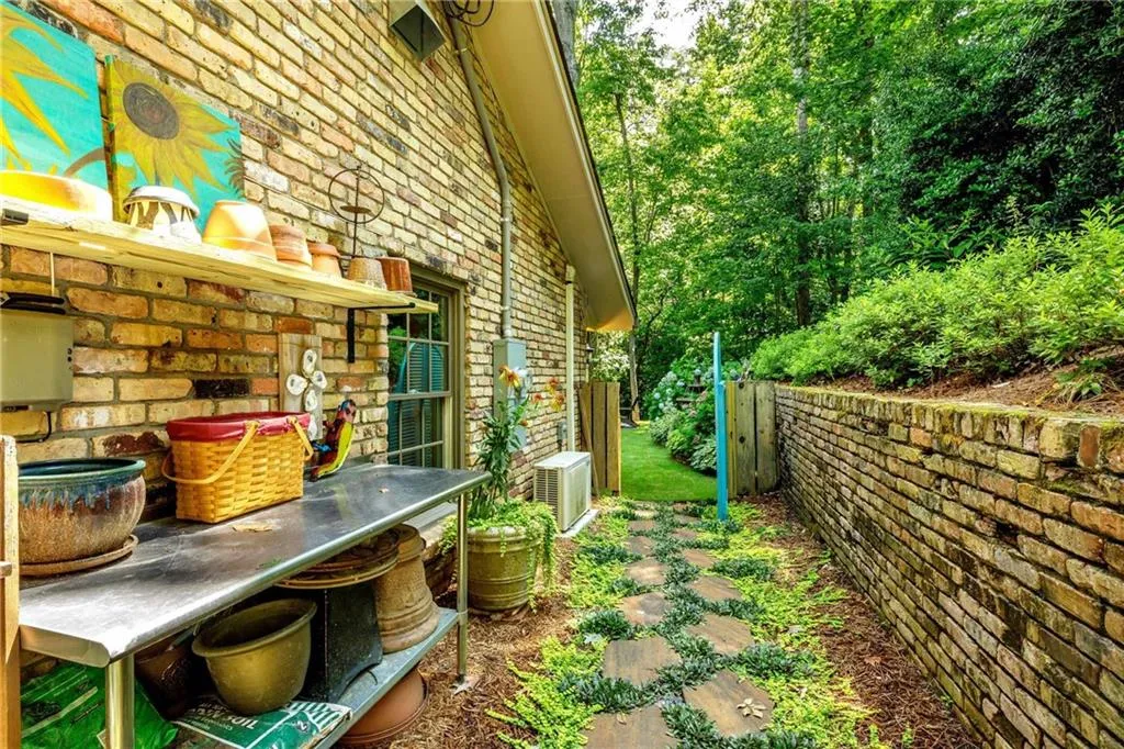 6165 River Shore Parkway, Sandy Springs, Georgia 30328, 4 Bedrooms Bedrooms, ,3 BathroomsBathrooms,Residential,Sold,6165 River Shore Parkway,6914454
