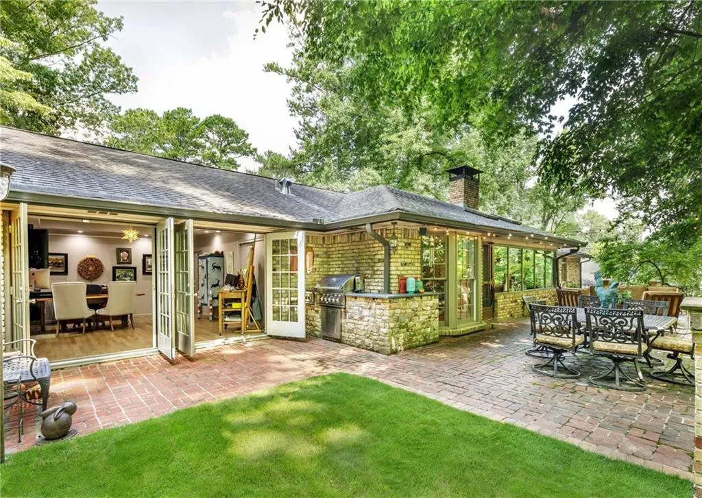 6165 River Shore Parkway, Sandy Springs, Georgia 30328, 4 Bedrooms Bedrooms, ,3 BathroomsBathrooms,Residential,Sold,6165 River Shore Parkway,6914454
