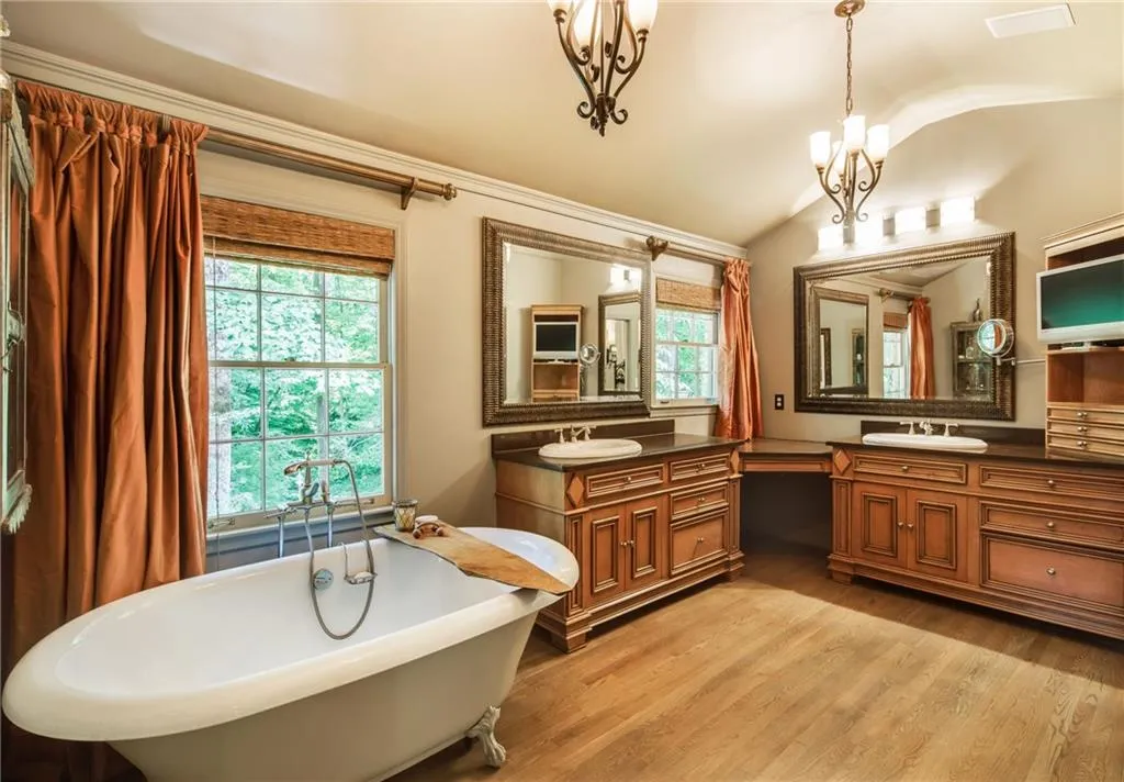 6165 River Shore Parkway, Sandy Springs, Georgia 30328, 4 Bedrooms Bedrooms, ,3 BathroomsBathrooms,Residential,Sold,6165 River Shore Parkway,6914454