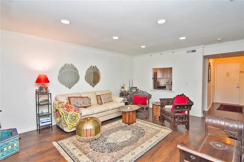 5400 Roswell Road Unit F1, Sandy Springs, Georgia 30342, 1 Bedroom Bedrooms, ,1 BathroomBathrooms,Residential,Sold,5400 Roswell Road Unit F1,6645094